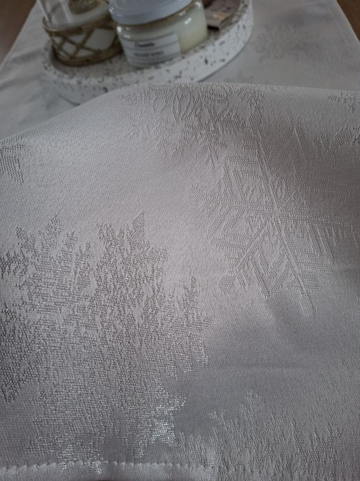 Biały bieżnik w śnieżynki, świąteczny zimowy bieżnik obrus