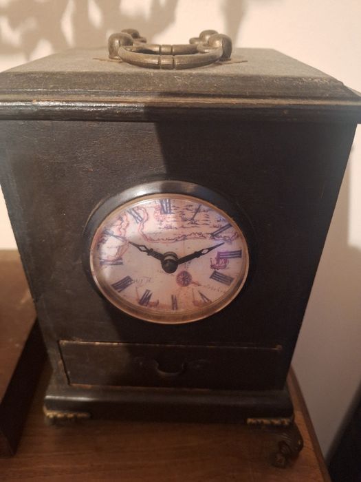 Dois relogios um é um radio tambem em bom estado