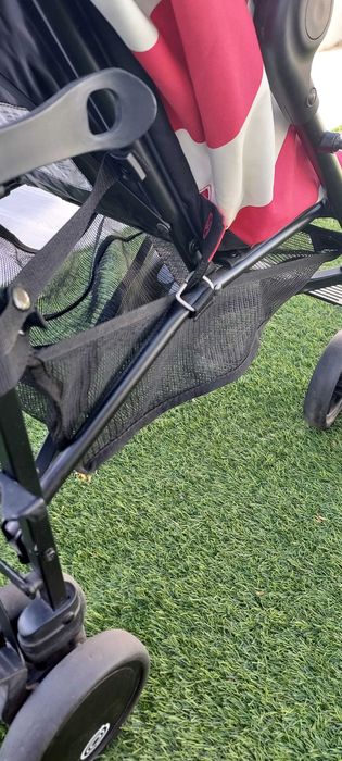 Carinho de bebé com riscas vermelhas e cremes - Whichway