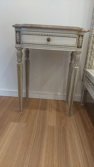 Cama de casal e mesa de cabeceira anos 70