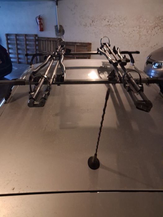 Vendo Barras de tejadilho e 2 suportes de bicicleta