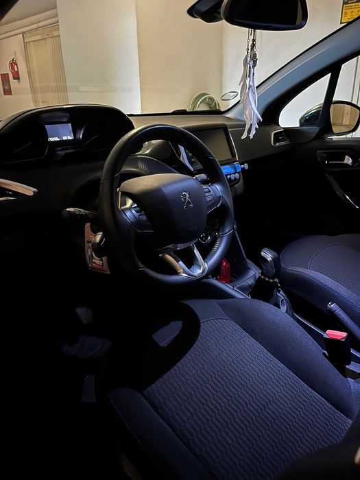 Peugeot 208 Signature