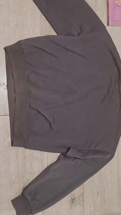 Czarna bluza  z nadrukiem używana bez metki.
