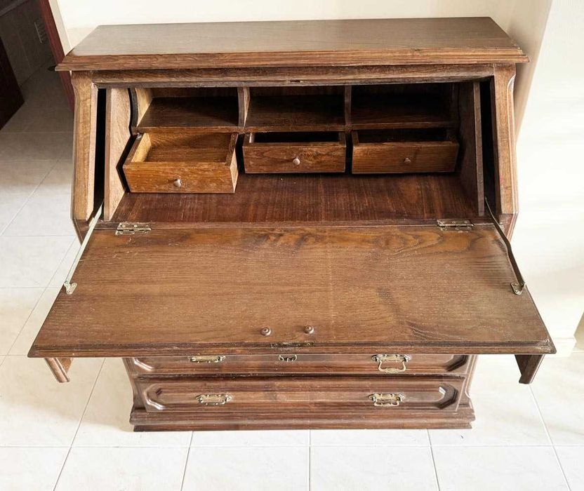 Móvel : Escrivaninha, com ou sem estante superior