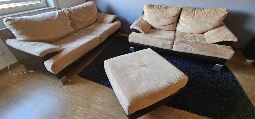 Conjunto de 2 sofás e Puff