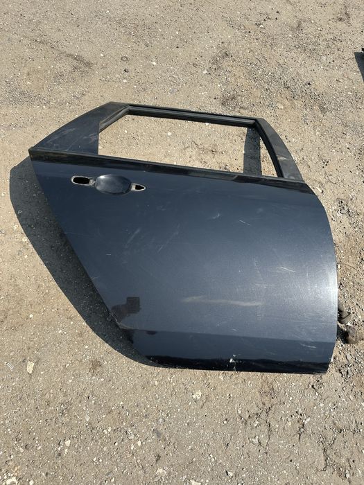 Дверка задня права гола Nissan Primera P12 універсал,є подряпини