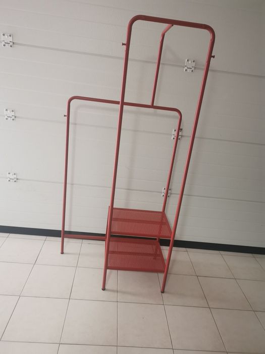 Peça em ferro para colocar roupa e calçado