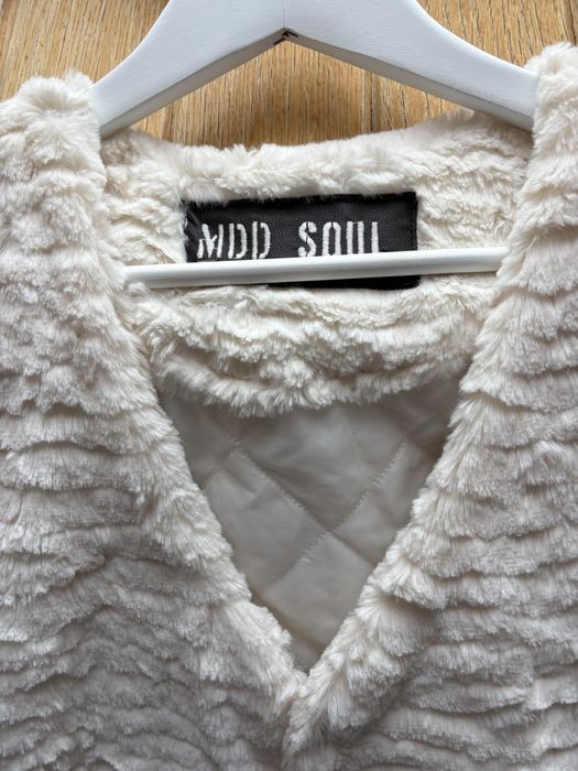 Colete de pelo branco da MDD como novo