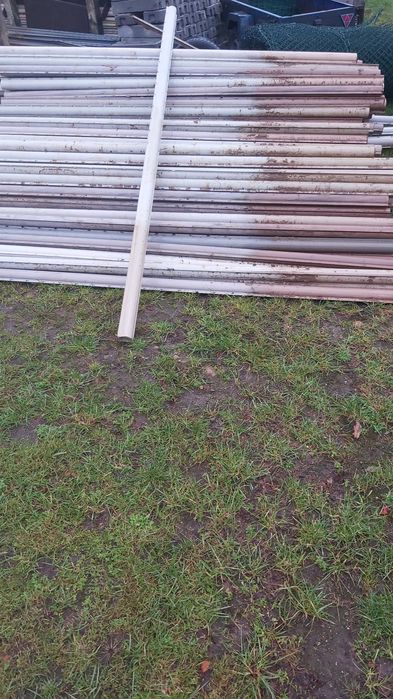 Słupki ogrodzeniowe plastikowe z zaczpami