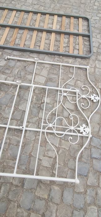 Cama de ferro com estrado
