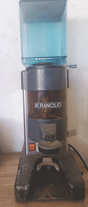 Máquina de café expresso com depurador e com moinho