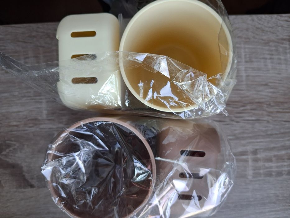 Pojemniki na szczoteczki i pastę nowe do zębów z kubkami