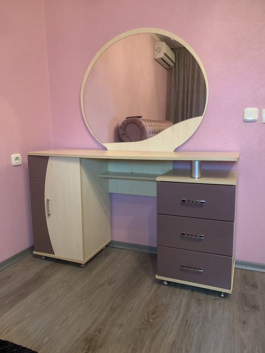 Туалетний столик з дзеркалом