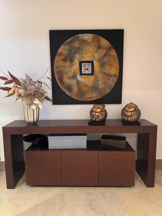 Aparador com movel em madeira e quadro decorativo