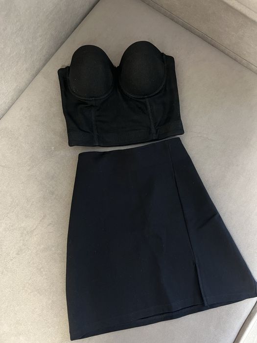 Чорна міні спідниця з розрізом