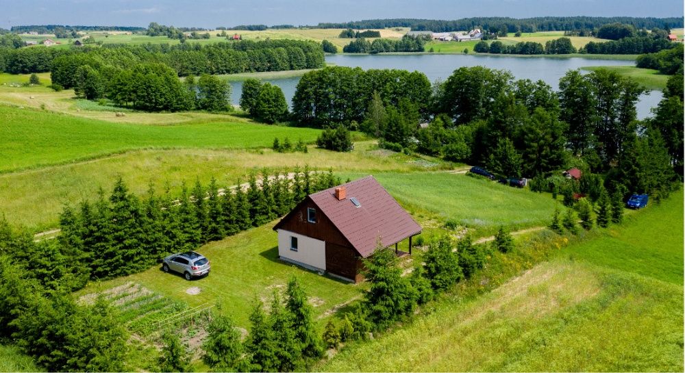 Domek nad jeziorem z własnym brzegiem/plażą