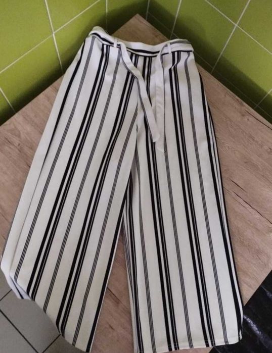 Жіночі білі брюки у смужку