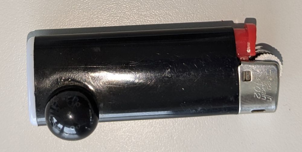 Isqueiro Bic pequeno com pequena anomalia de fábrica