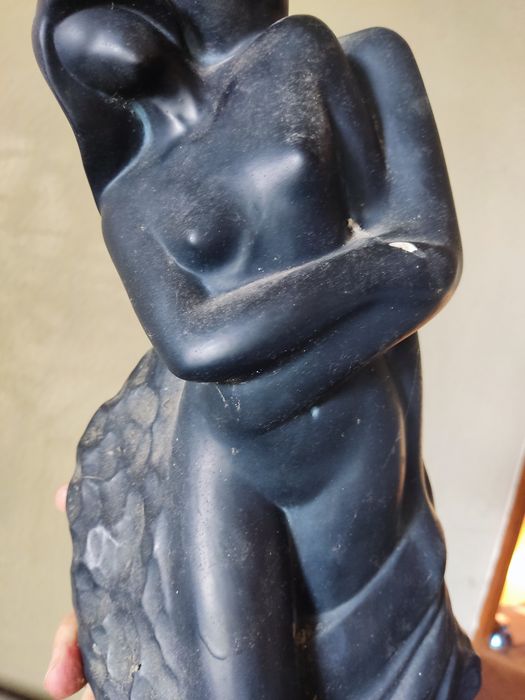 Estatueta em gesso em preto casal nu abraçado
