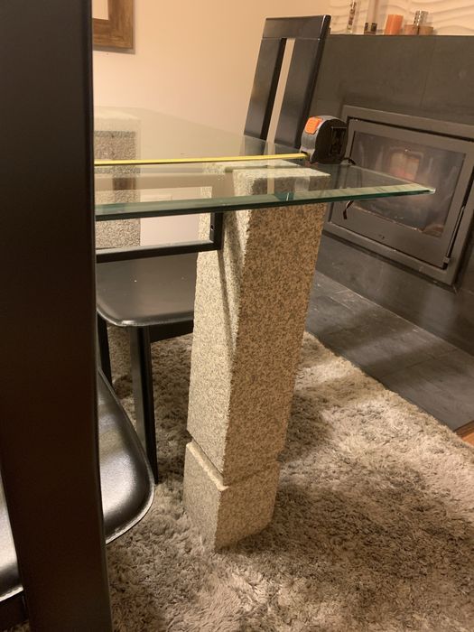 Vendo mesa tampo vidro e pernas em granito ara sala com 4 cadeiras