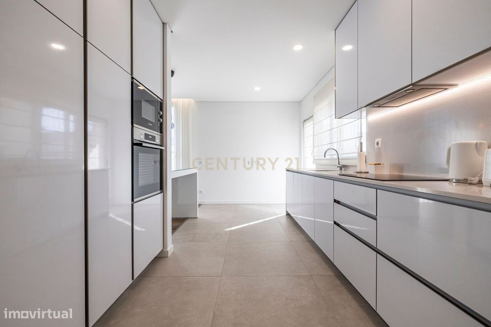 Moradia T4 Moderna com Piscina Aquecida e Jacuzzi a 15 Minutos da Prai
