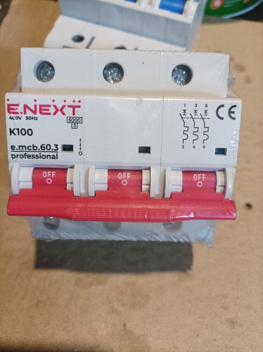 Трьох полюсний автоматичний вимикач