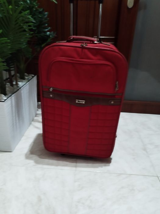 Mala de viagem vermelha
