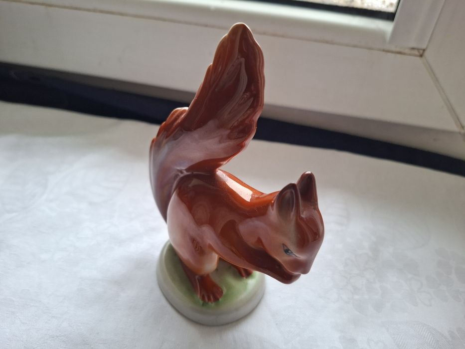 Porcelanowa figurka wiewiorka Hollohaza nr2