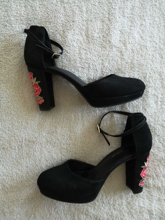 Czarne haftowane w kwiaty buty sandały na obcasie platformie DinSko 40