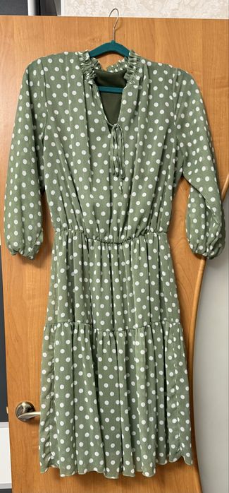 Продаю платье в горошек в отличном состоянии