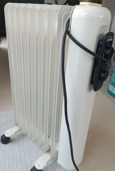 Aquecedor a Óleo Electronia 2000W – Em Bom Estado