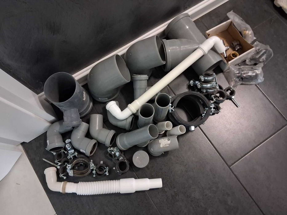 Części hydrauliczne, obejmy, kolanka, trójniki itp.