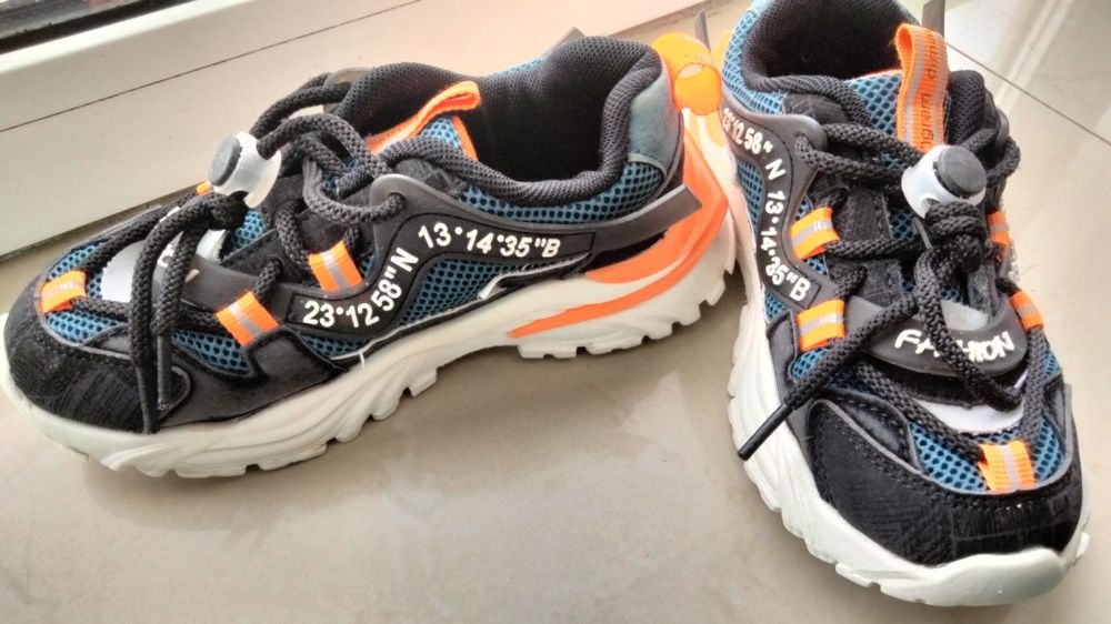 Взуття. Кросівки нахлопчика 31 розмір