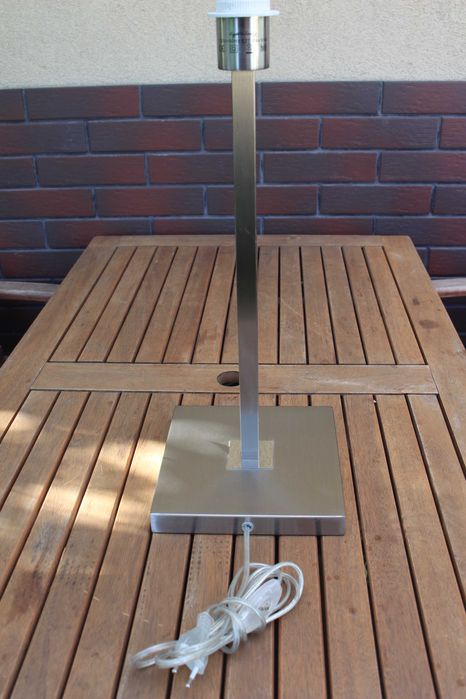 metalowa podstawa lampy stołowej