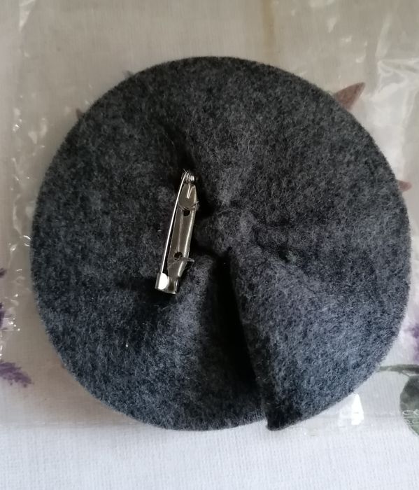 alfinete / broche/ pregadeira em tecido, tamanho : 10 cm. 
Novo.