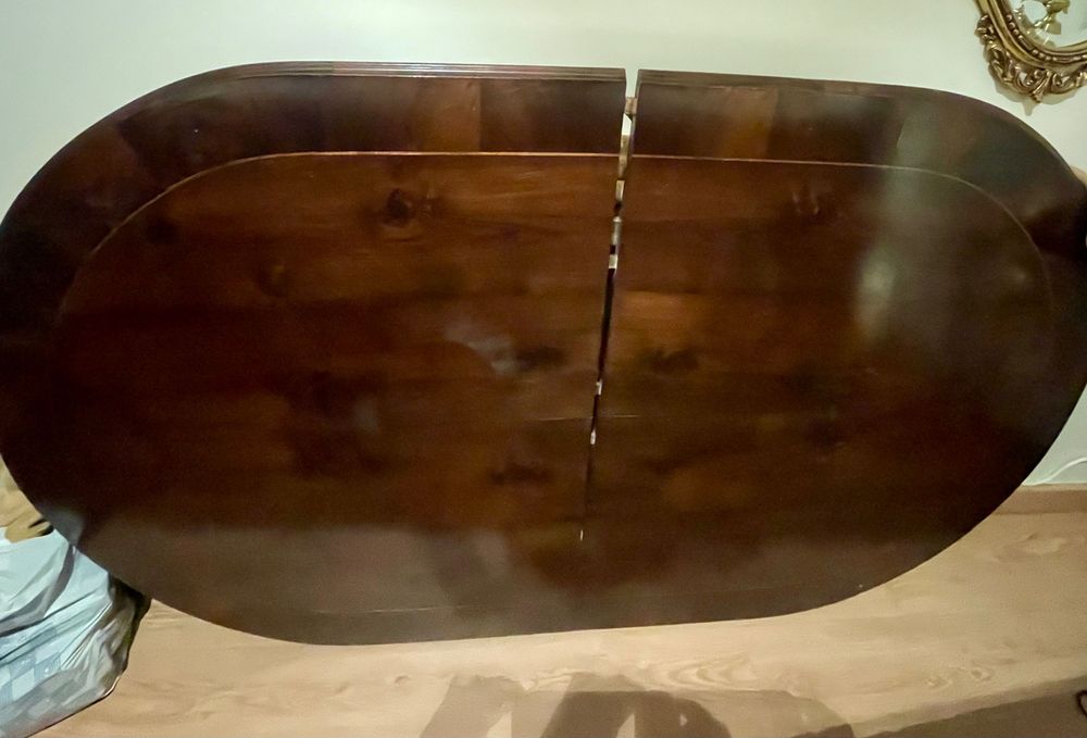 Móvel cristaleira e mesa, estilo clássico