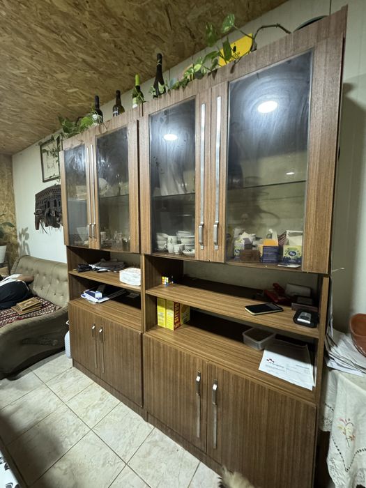 Louceiro / móvel de sala grande com vitrines e muita arrumação