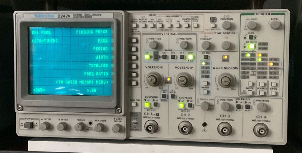 Осциллограф Tektronix 2247A.