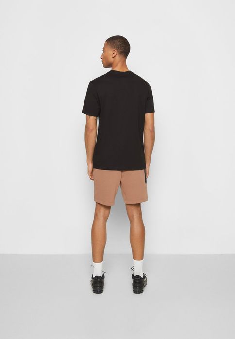 T-shirt czarny z logo Nike S