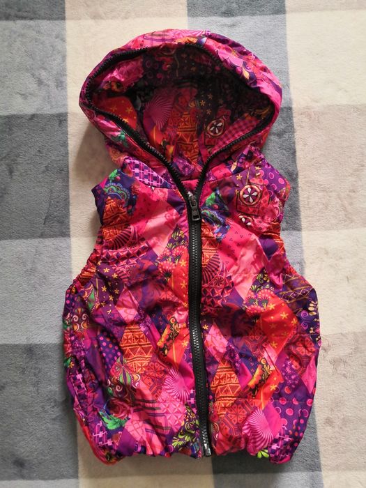 Яркая жилетка с капюшоном