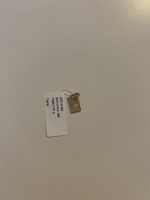 Złoty wisiorek z serduszkiem i grawerką