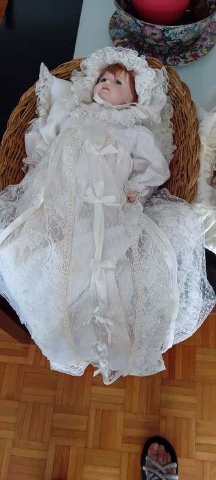 Bebé grandito vestido longo e touca.