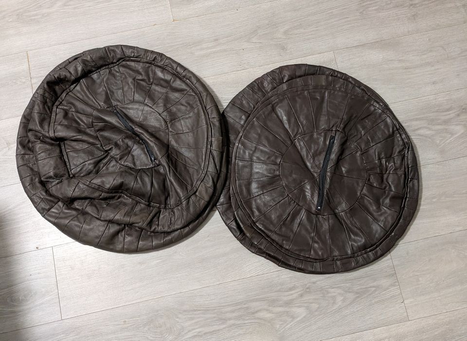Conjunto de dois puffs redondos feitos em Couro