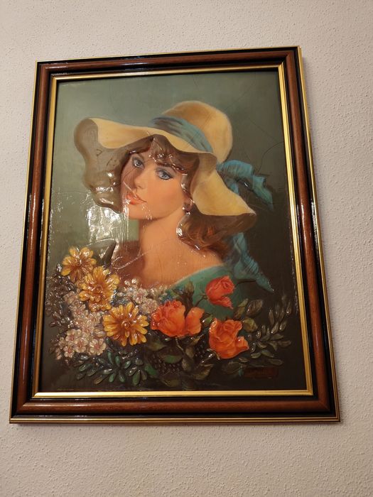 Quadro em Relevo que Retrata uma Senhora