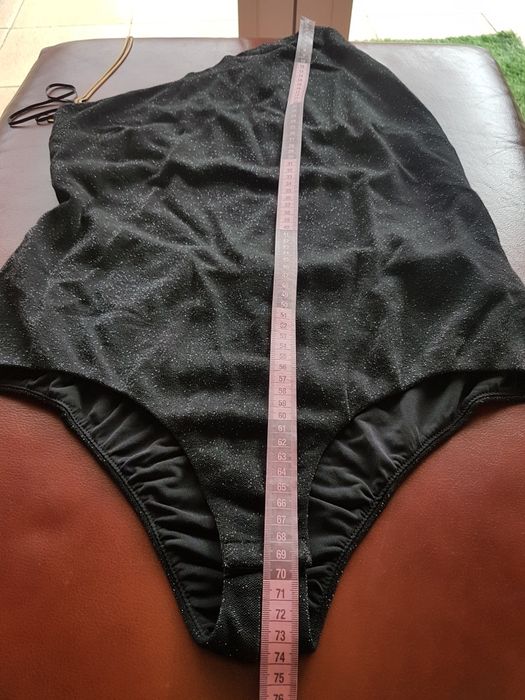 Piękne połyskujące, body na jedno ramię Marciano, rozmiar XL.