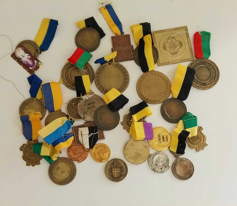 Cerca de 25 Medalhas Vintage, muitas delas, Prémios Palavras Cruzadas