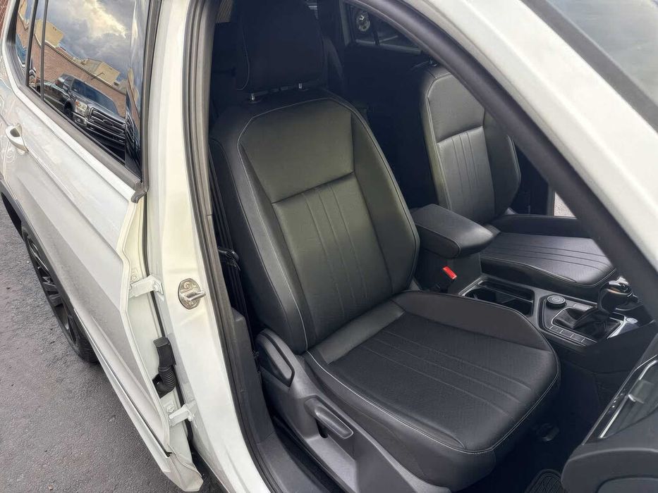 Volkswagen Tiguan SEL R-Line 4Motion      2024