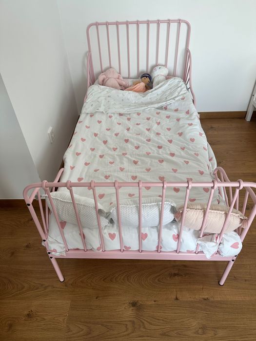 Cama ikea rosa com colchão
