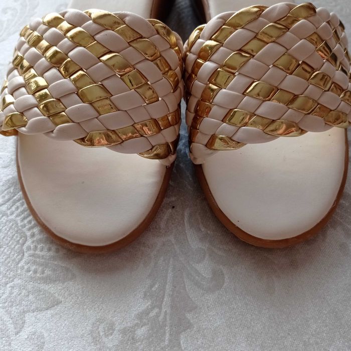 Klapki, pantofle domowe na koturnie złote