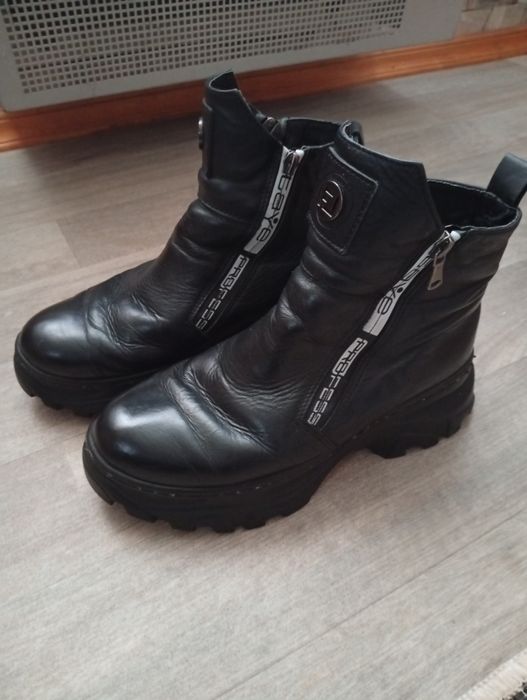 Шкіряне.  взуття